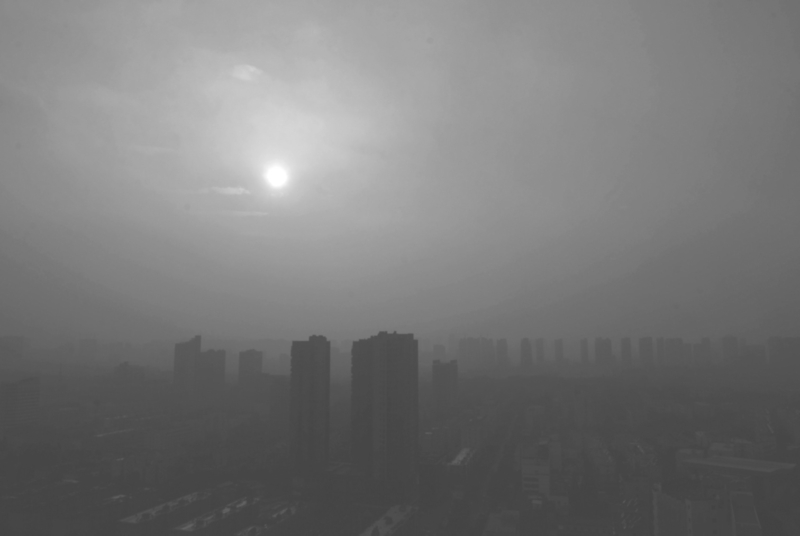 日益嚴(yán)重的霧霾 日益嚴(yán)重的霧霾